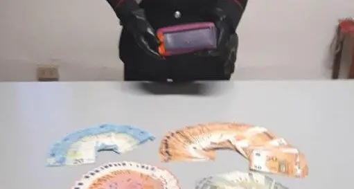 Trova in strada e restituisce portafoglio con 7.100 euro