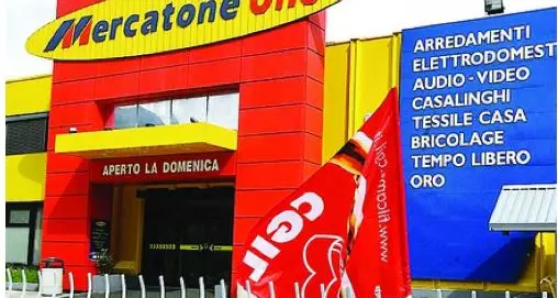 Mercatone Uno torna in vendita Presidio dei lavoratori a Roma A Trento 35 dei 1.800 dipendenti