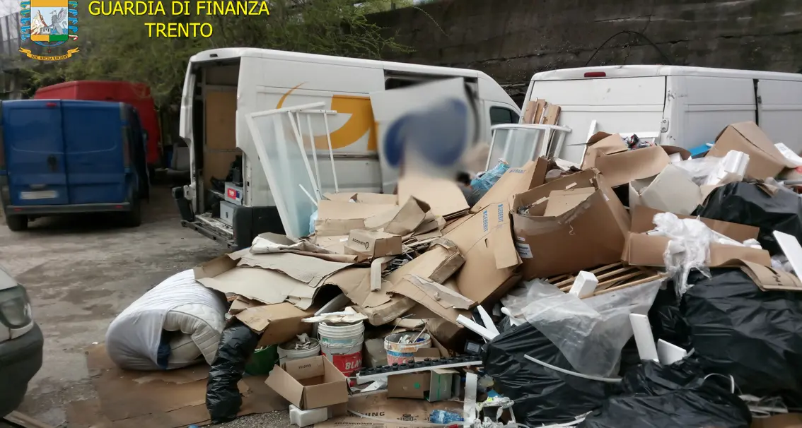 A Gardolo una officina “in nero” con tanto di discarica abusiva