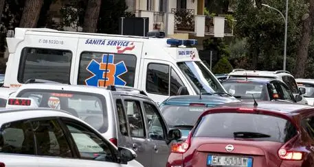 Malore in auto nel traffico, muore 11enne a Roma