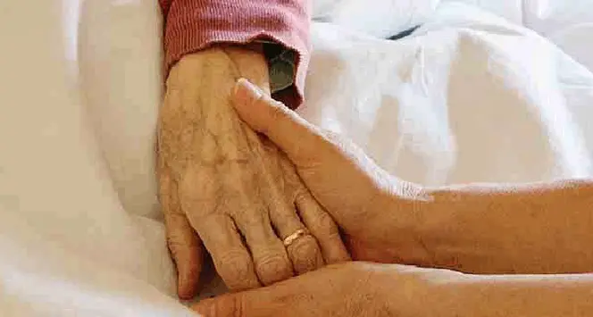 Assistenza ad anziani e non autosufficienti tra badanti e soluzioni tampone fai da te «Un peso insostenibile per le famiglie»