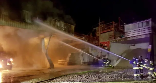 Pala meccanica incenerita Monclassico, danni al capannone