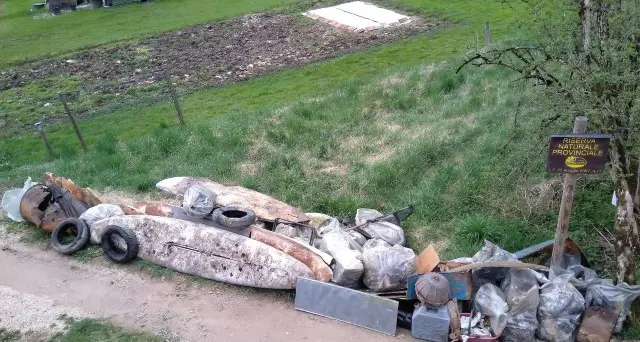 Il canneto di San Cristoforo ridotto a discarica di rifiuti