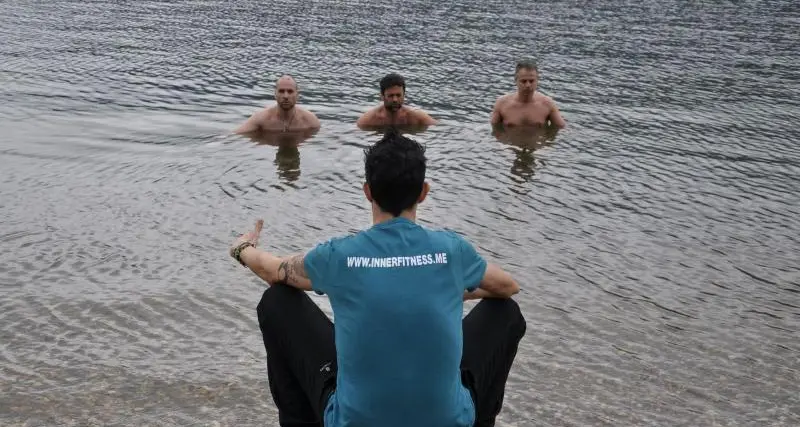 Fare il bagno nel lago gelido: partito in Trentino il primo corso «Ci sono tecniche per imparare»