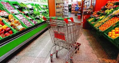 Da domenica ok ai piccoli negozi di alimentari Via libera anche alle feste di matrimonio