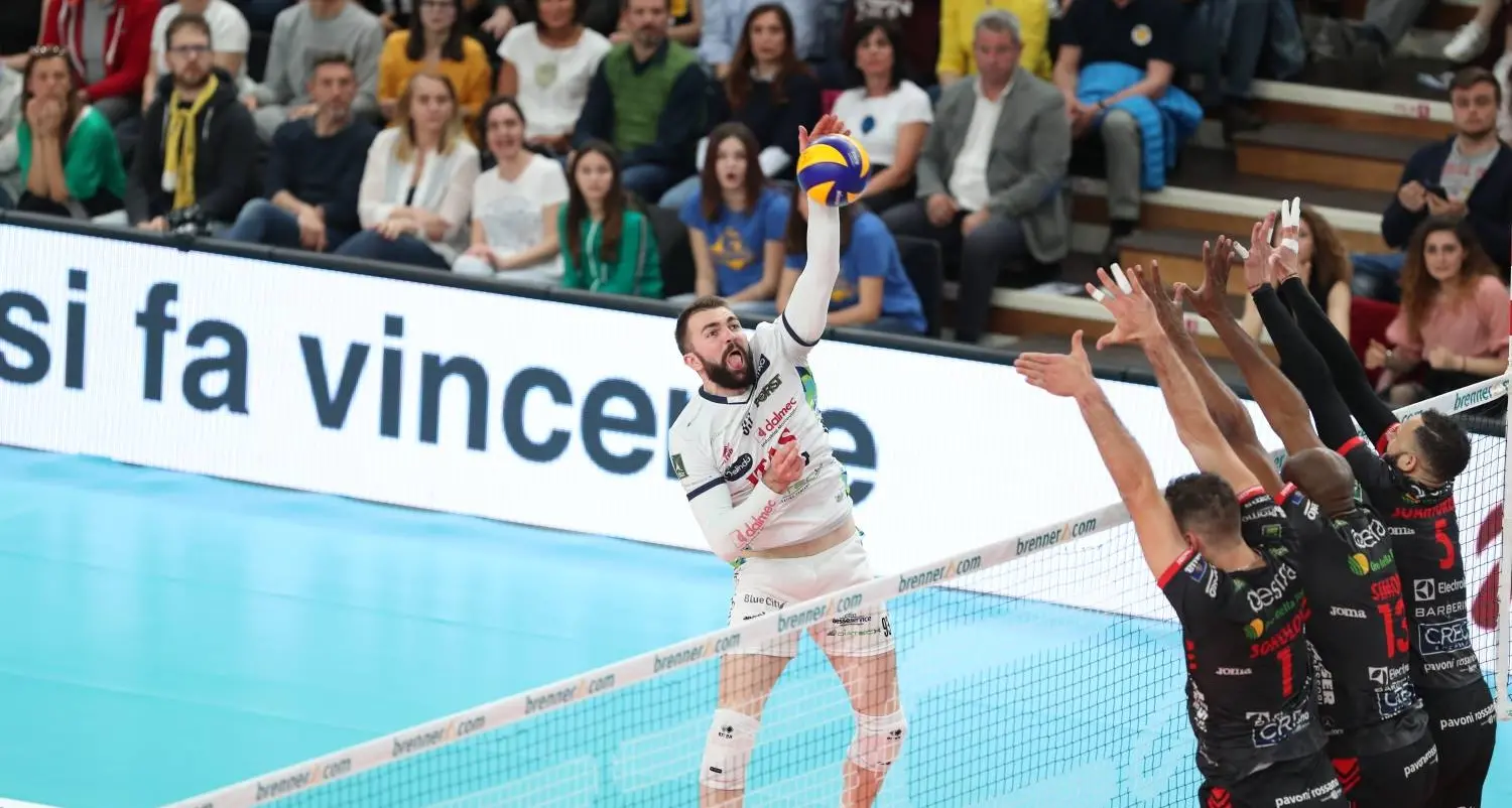 L'Itas lotta con orgoglio per due ore e mezza e vince gara 3 al tie break