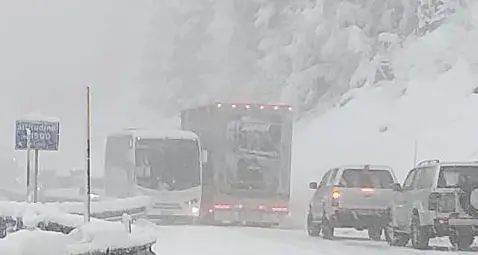 Camion e pullman senza catene Strada del Tonale bloccata