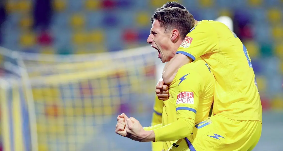 Pinamonti show contro il Parma Gol e superassist di tacco