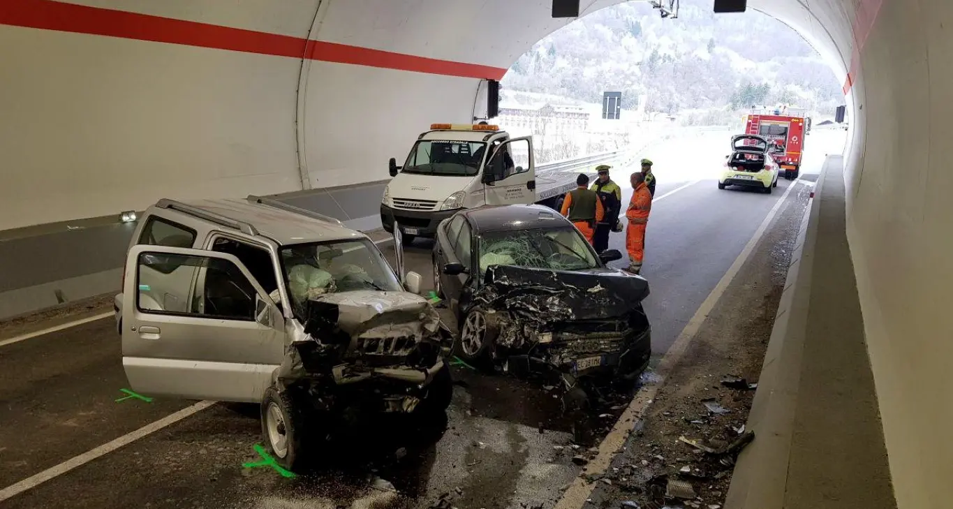 Scontro all'inizio della galleria Due feriti: uno è grave