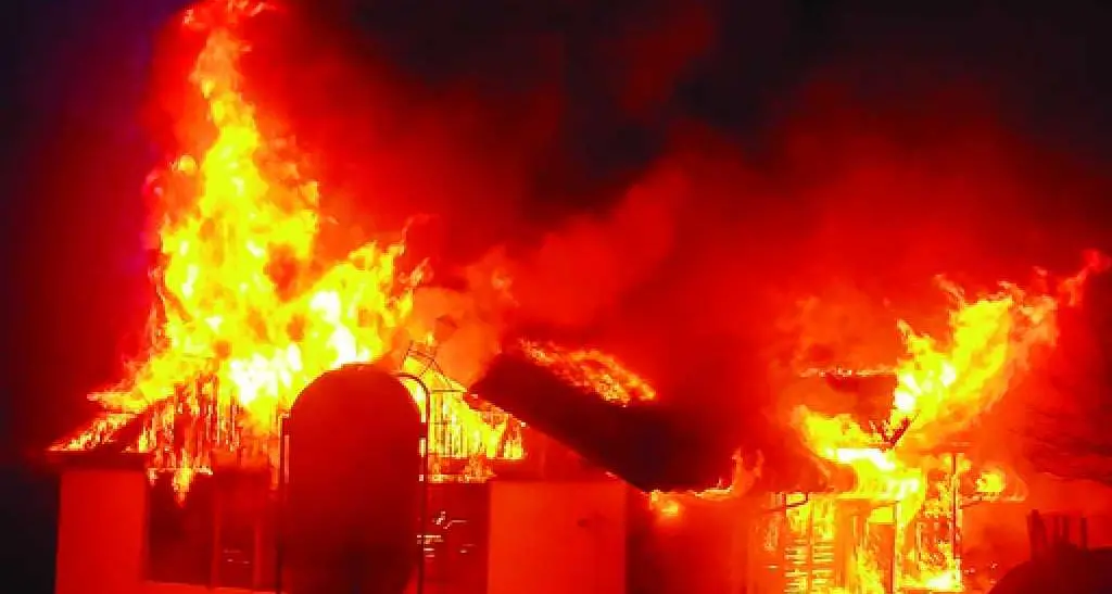 A Mezzano stalla divorata dal fuoco