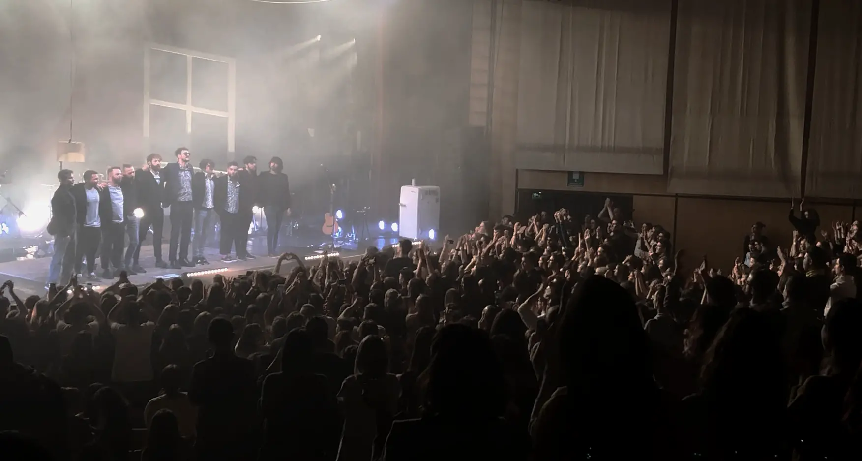 Carl Brave: il cantautore romano conquista Trento con il suo live teatrale
