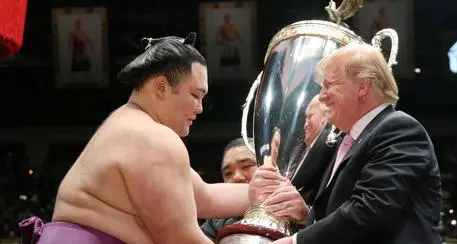 Trump a Tokyo premia vincitore sumo