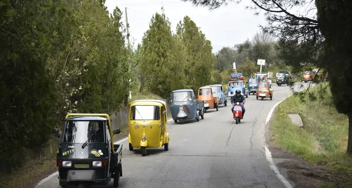 EuroApe colora Pontedera Più di 100 mezzi a raduno