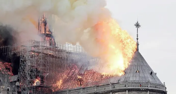 Notre Dame, impazzano sul web le teorie complottiste