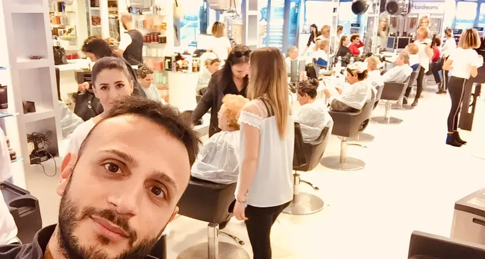 L'annuncio del parrucchiere: «Assumo un dipendente ma che sia un gay»