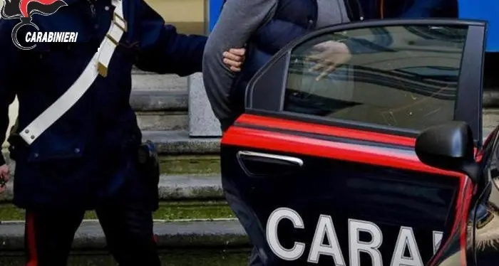 Picchia e minaccia la moglie impugnando un coltello