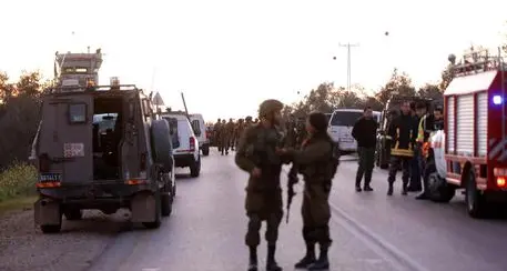 Cisgiordania: auto travolge militari