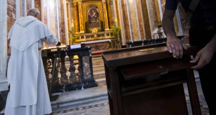 Lascia l’offerta in chiesa ma solo per italiani Il parroco: «Se la riprenda»