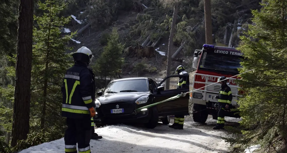 Auto in bilico sulla scarpata Salvato dai vigili del fuoco