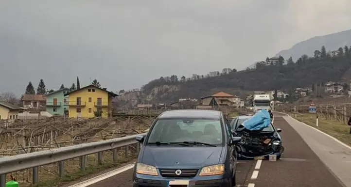 Tamponamento fra tre auto sulla statale 12 ai Sorni di Lavis