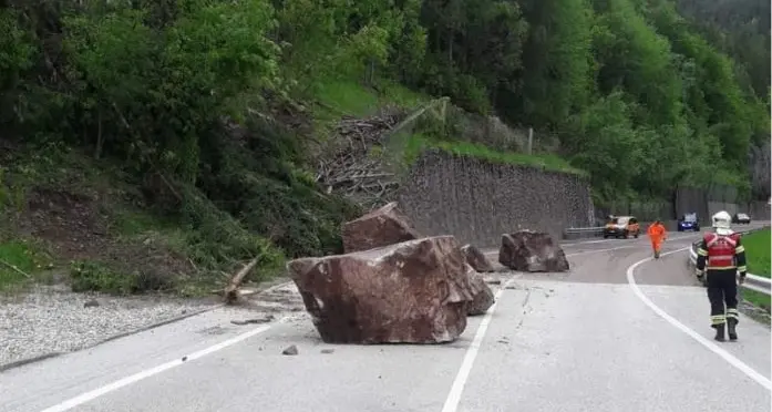 Enormi macigni precipitano sulla strada fra Capriana e Molina di Fiemme: nessun ferito
