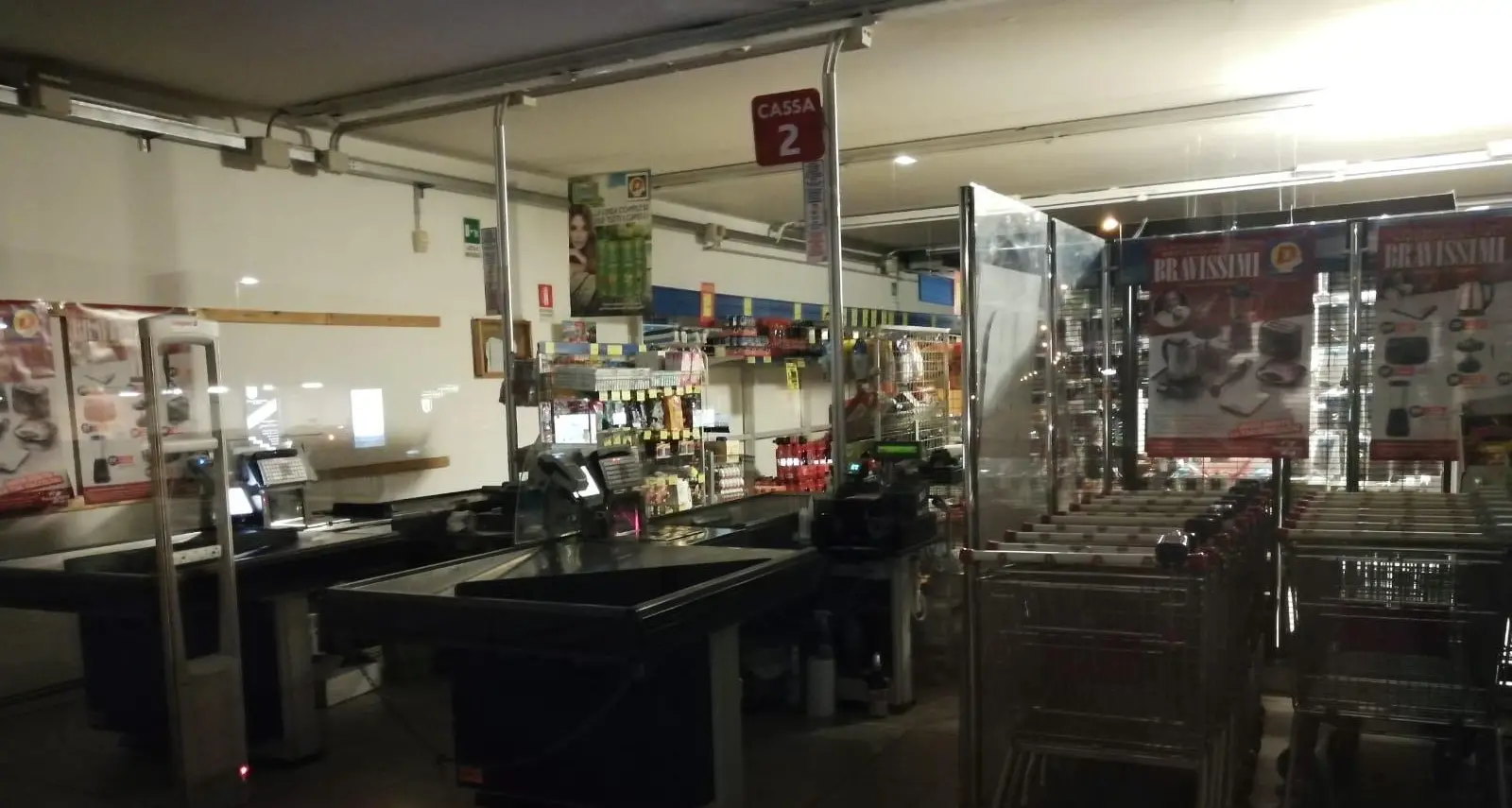 Rapina al supermercato «Dpiù» di Pergine Bandito con pistola e cappuccio ruba 150 euro
