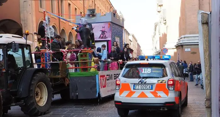 Bimbo cade da carro Carnevale, è grave
