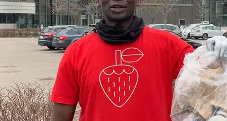 Ripulisce le strade di Bolzano facendo jogging: la storia del karateka senegalese