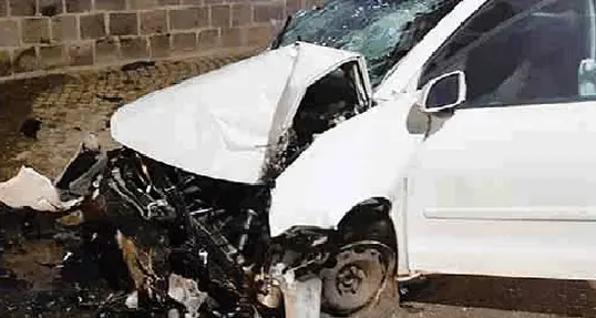 Nella notte si schianta in auto contro un hotel e poi se ne va