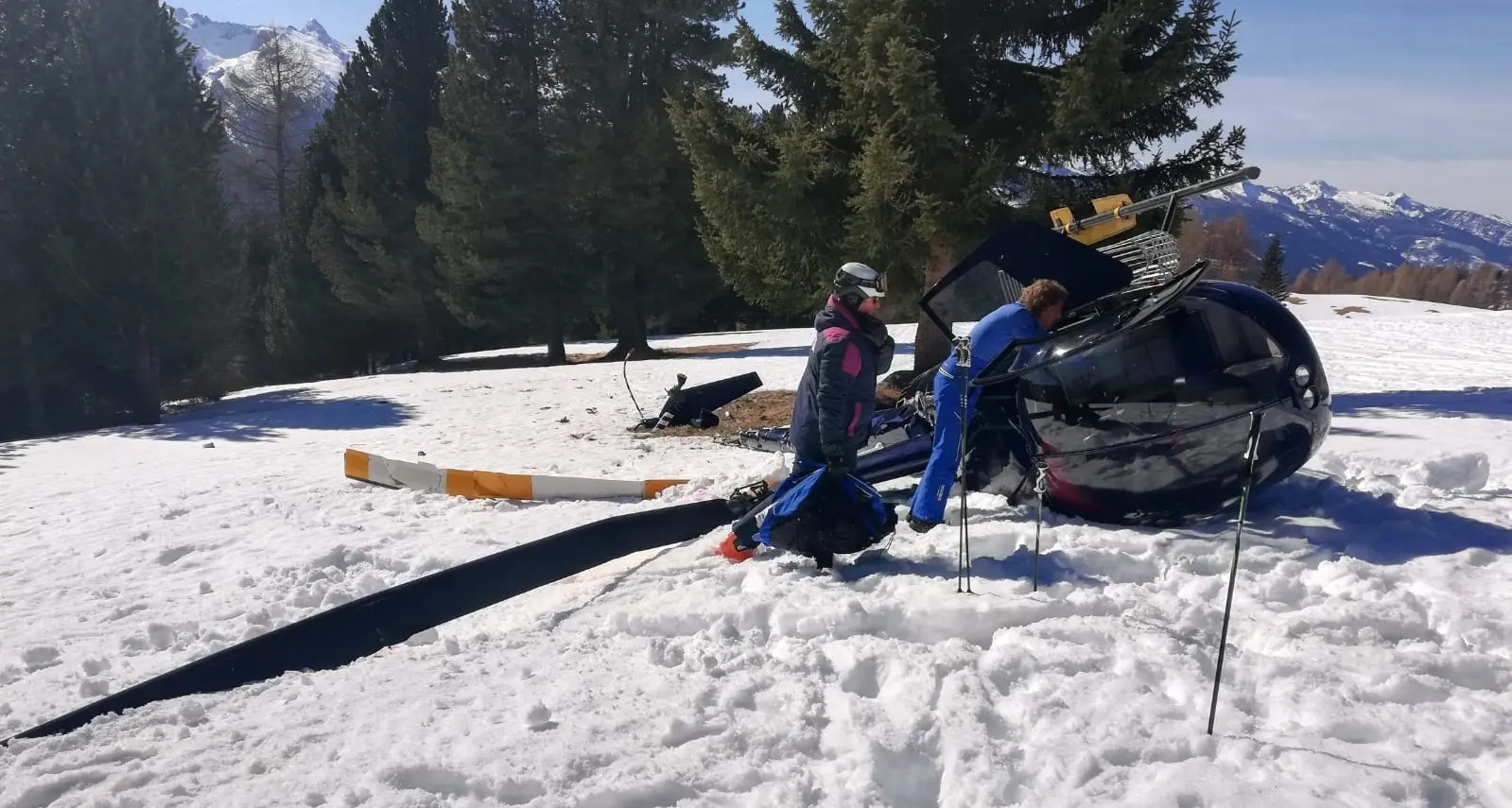 Elicottero atterra e si schianta sulle piste del Lusia di Moena Illeso il pilota, il mezzo distrutto