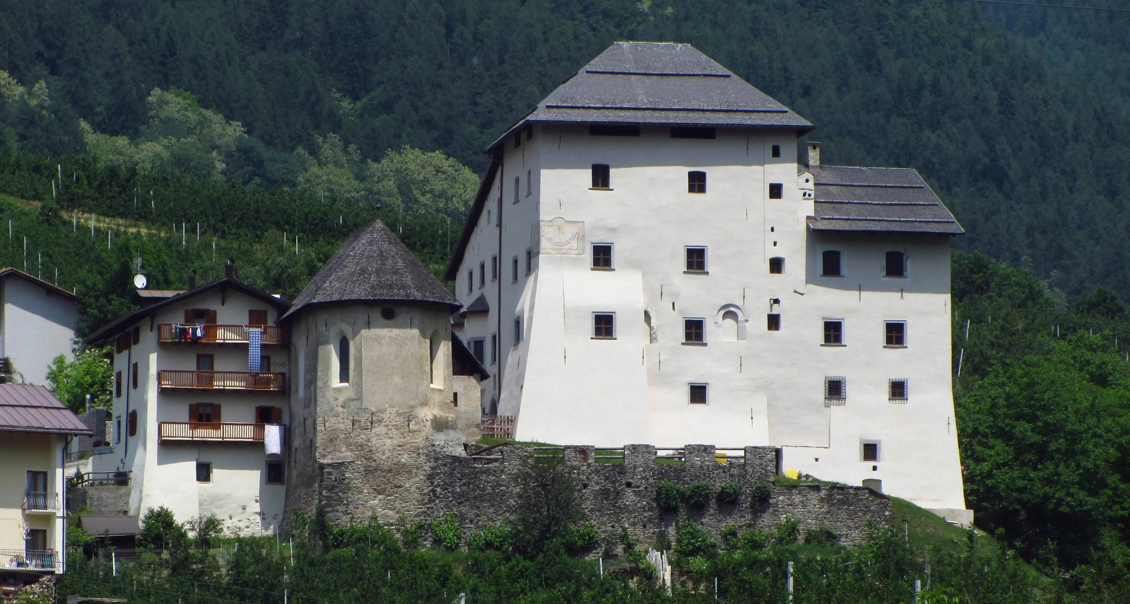 Castel Caldes, dal 6 giugno la discussa mostra con le opere della collezione Sgarbi-Cavallini