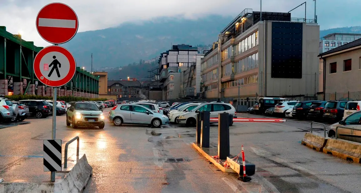 Sbarra rotta e parcheggio libero «Ma quasi tutti pagano lo stesso»