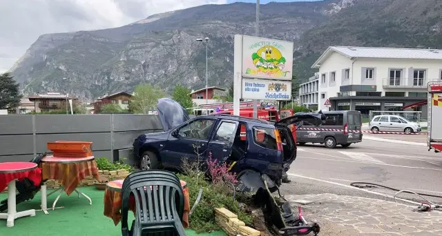 Tamponamento fra due auto provoca una fuga di gas