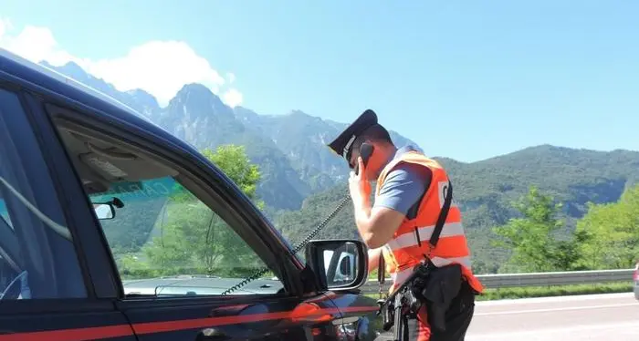 Sfida con le auto truccate fra le vie di Levico Terme: presi dai carabinieri