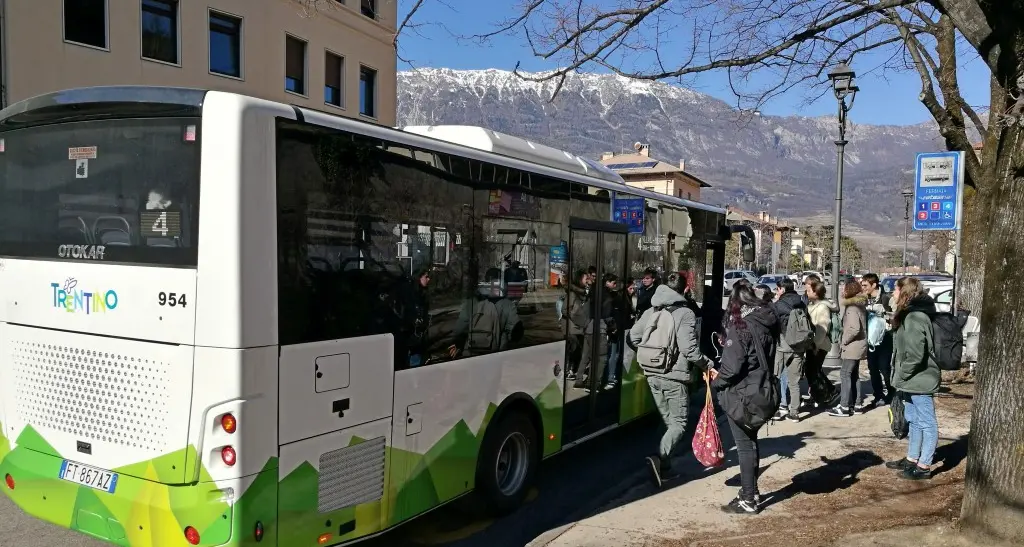 Atti di bullismo, vandalismi, spaccio di droga Arrivano le guardie giurate anche sulle corriere