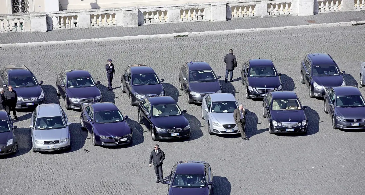 Dal governo un maxi bando per comprare 8.250 auto blu Imbarazzo M5S, ironia Pd