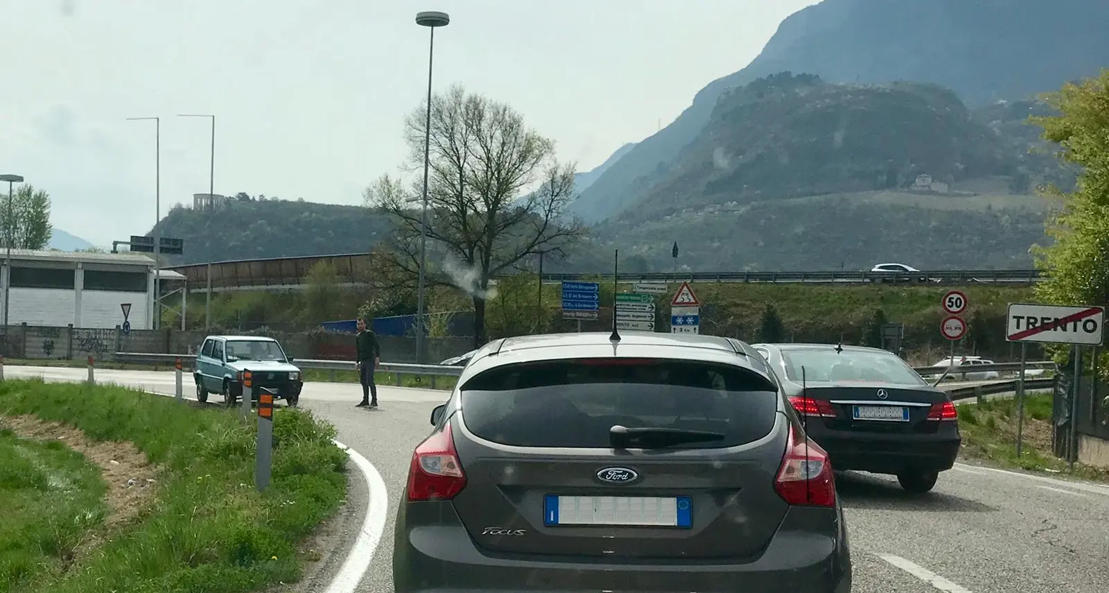 Imbocca contromano in Panda la rotatoria di via Maccani