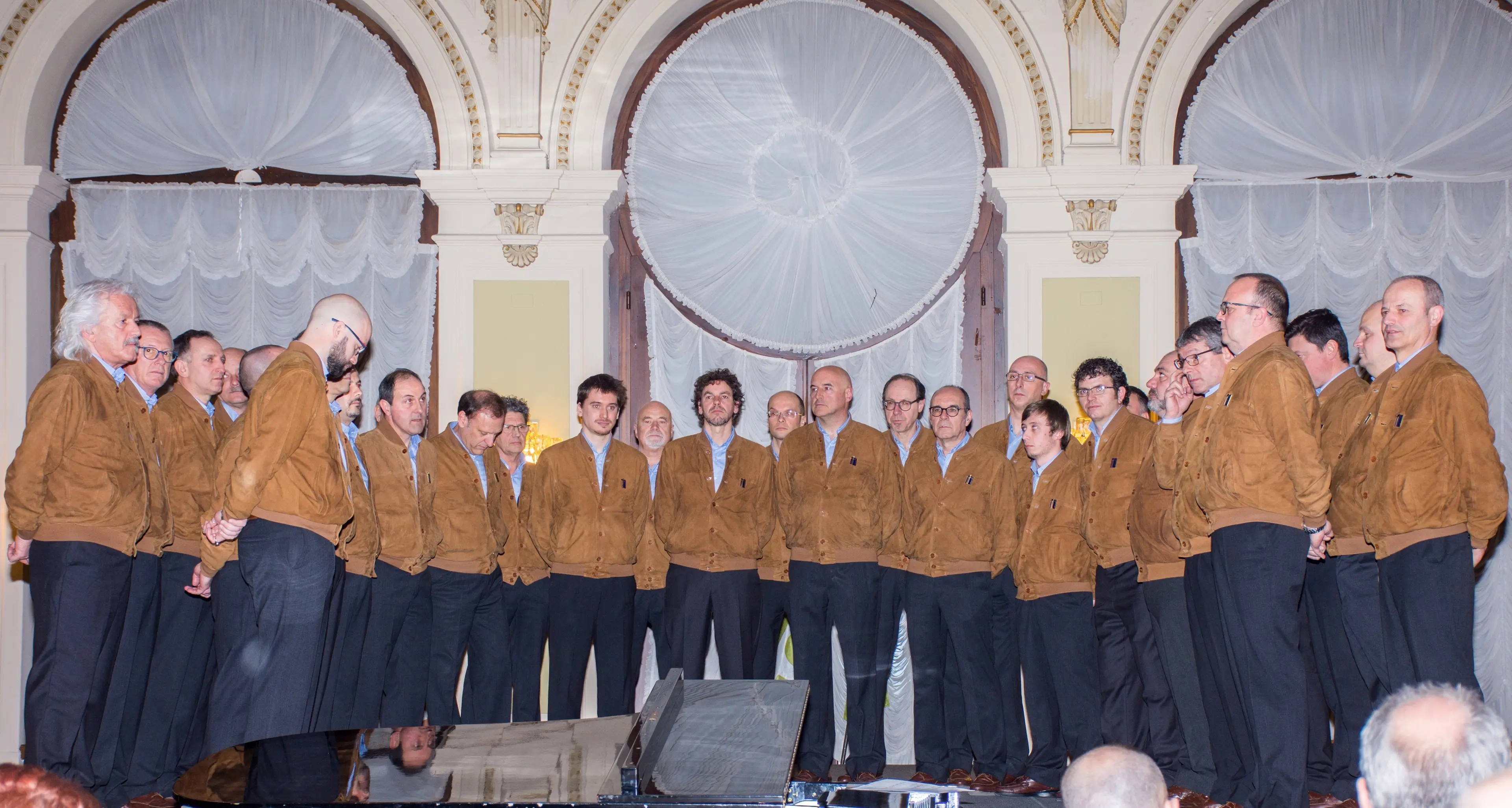 Il Coro della Sosat canta per il primo maggio in fabbrica a Levico
