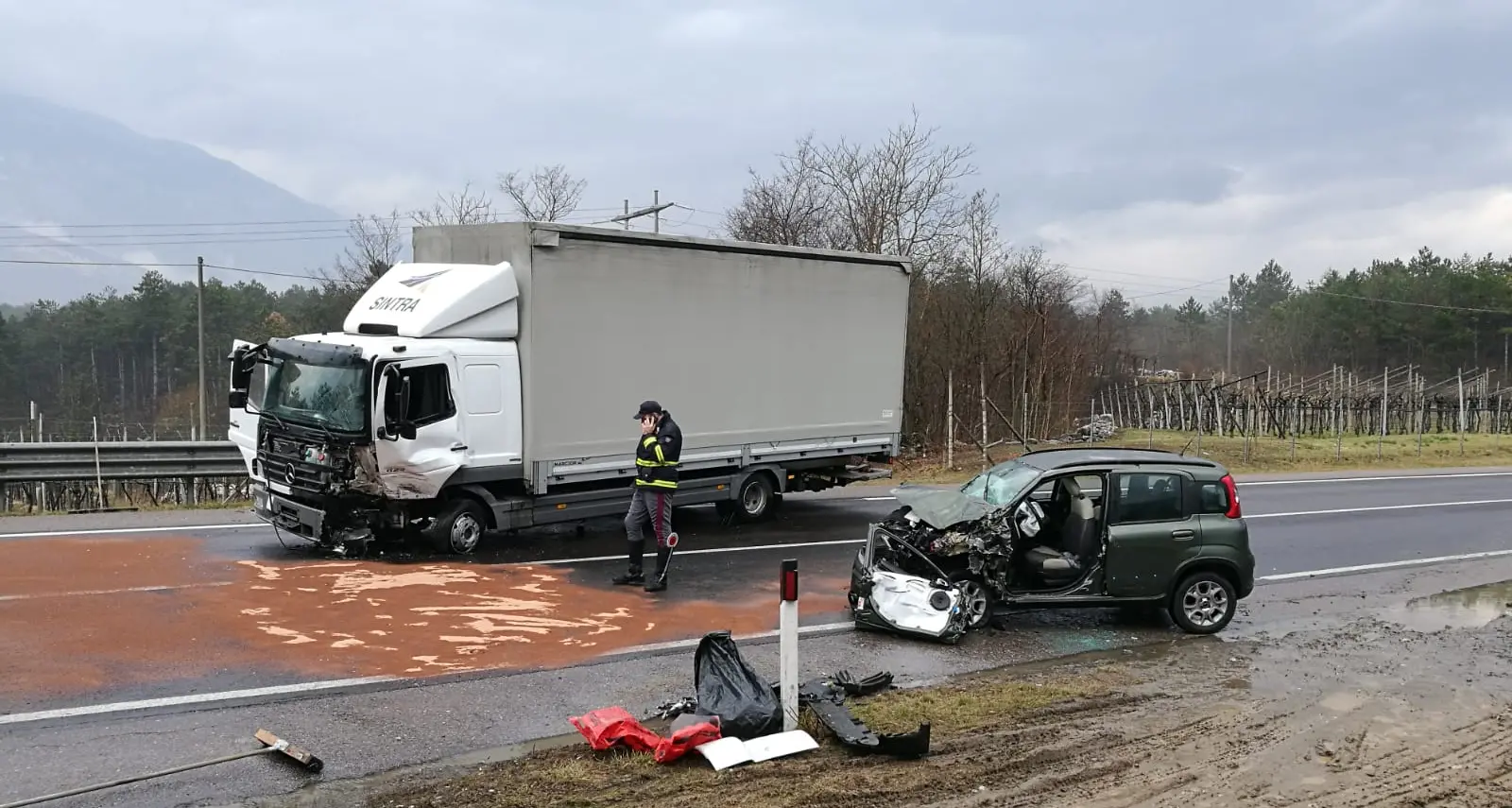 Scontro tra un camion e un'auto Tre feriti sulla statale a Marco