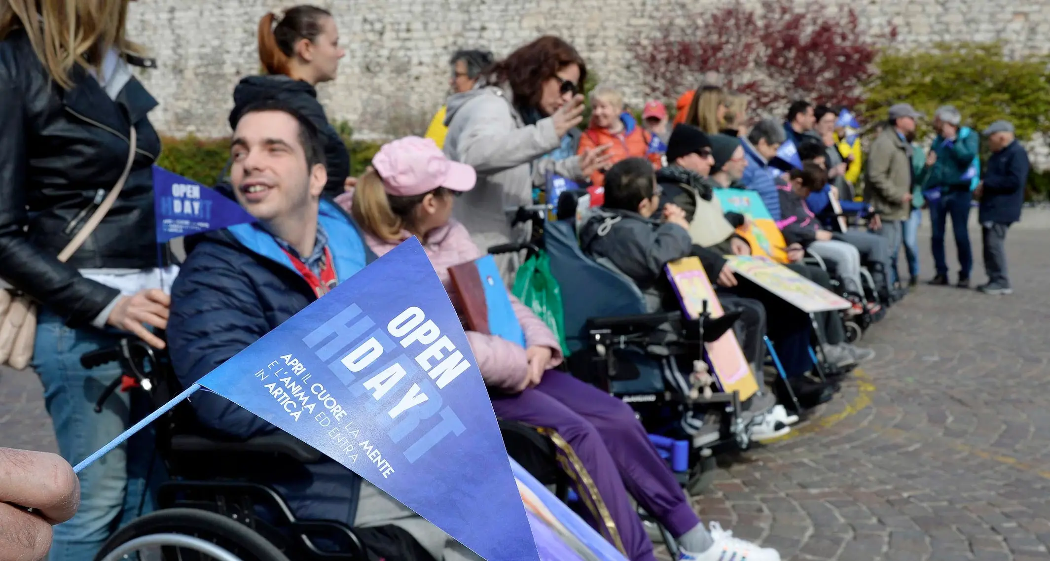 Giornata Mondiale dell'autismo in piazza Fiera a Trento il flash-mob con Anffas