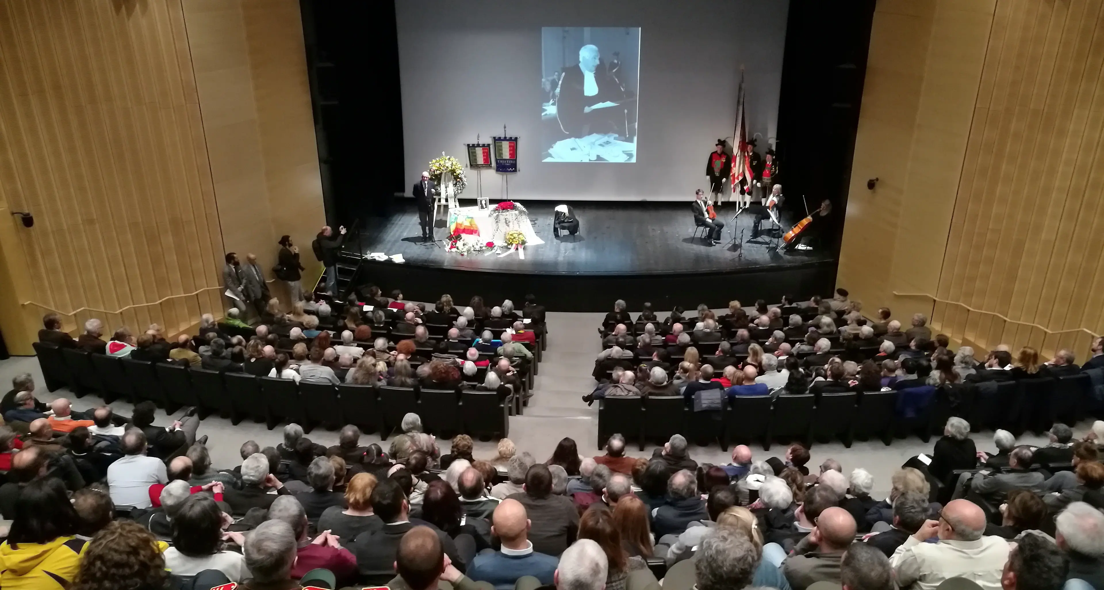 Una folla all'Auditorium Melotti per ricordare l'avvocato Canestrini