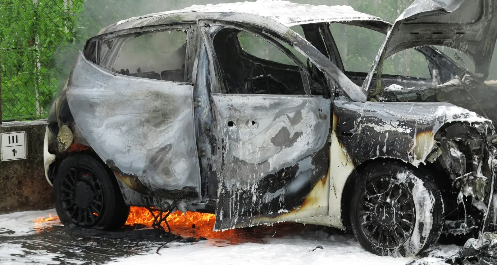 Riva, l'auto si incendia dopo lo schianto Una 75enne sotto shock salvata dagli automobilisti
