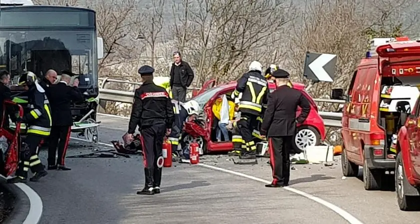 Scontro auto-autobus: 2 feriti e traffico bloccato a Cadine