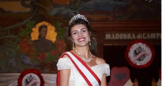 Cristina Chiabotto meravigliosa Sissi al Carnevale Asburgico di Campiglio