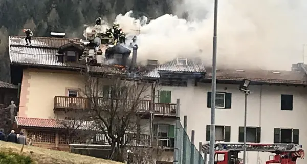 Mansarda in fiamme a Ziano L'incendio avvolge il tetto