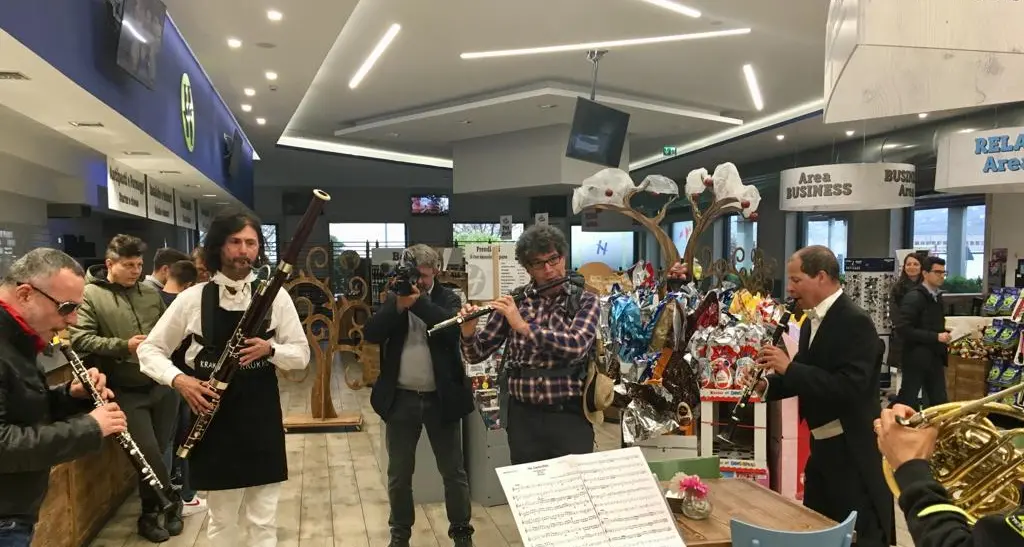 Flash mob dell'orchestra Haydn Suona nell'area di servizio A22