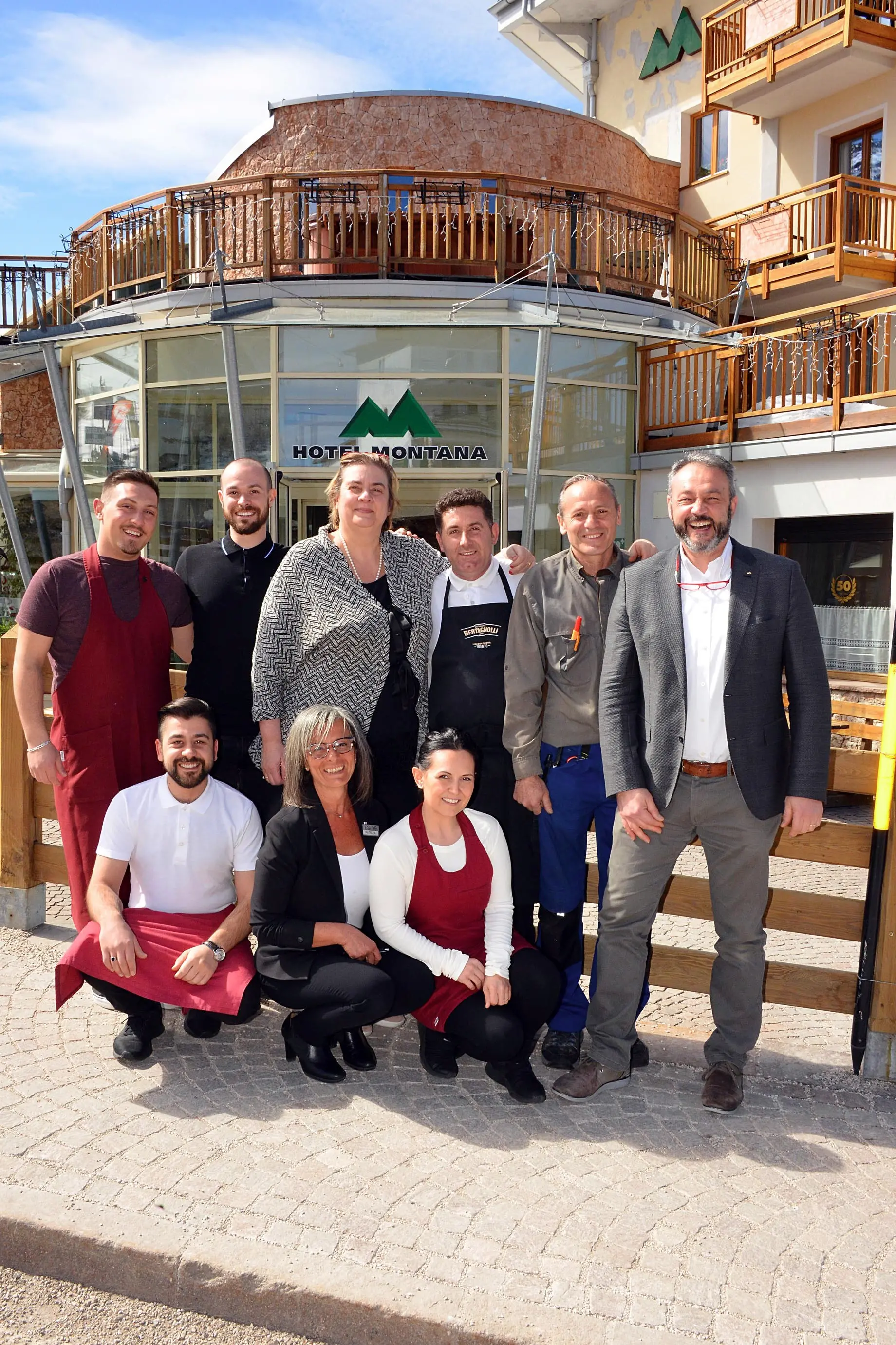 MICHELA E ALBERTO BARBIERI CON LO STAFF DELL'HOTEL MONTANA TRENTO 27 MARZO 2019 FOTO PAOLO PEDROTTI
