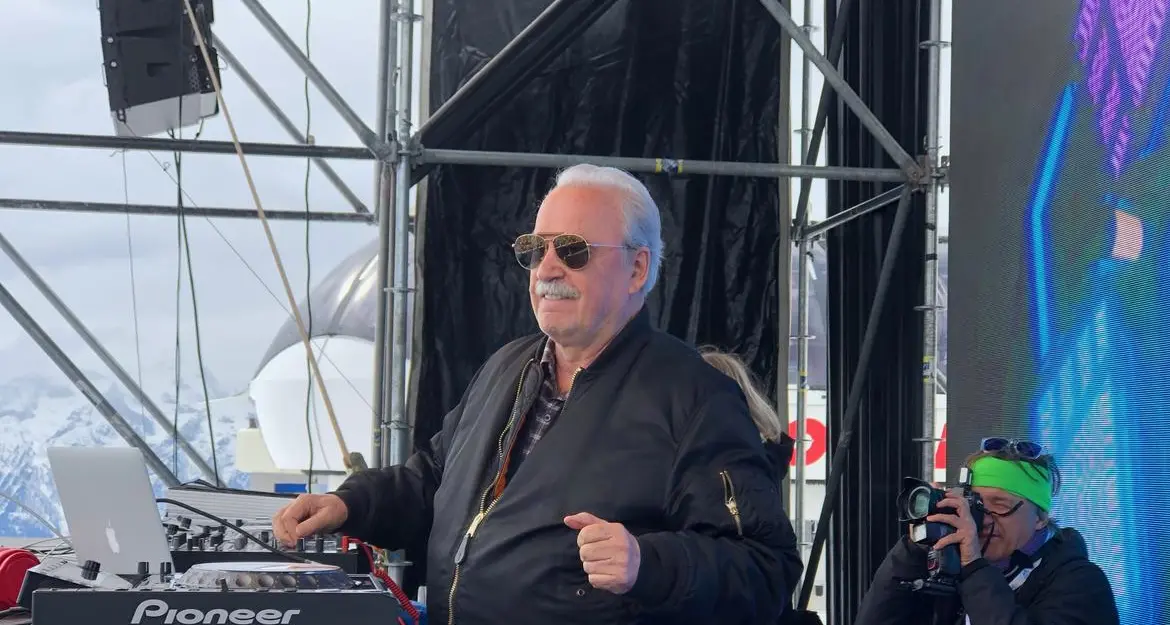Un migliaio ad applaudire Moroder, dj sotto la neve