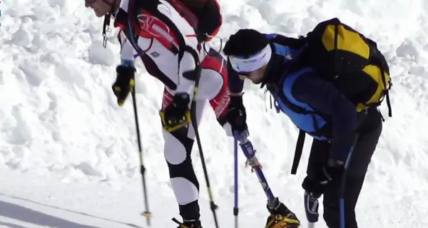 Scalano il ghiacciaio in Marmolada con gamba, ramponi e... protesi