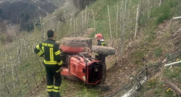 Cagno, si ribalta col trattore e vola per parecchi metri